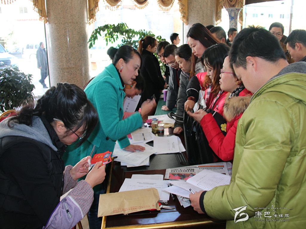 出席州政協(xié)第十二屆第四次會議委員陸續(xù)報(bào)到