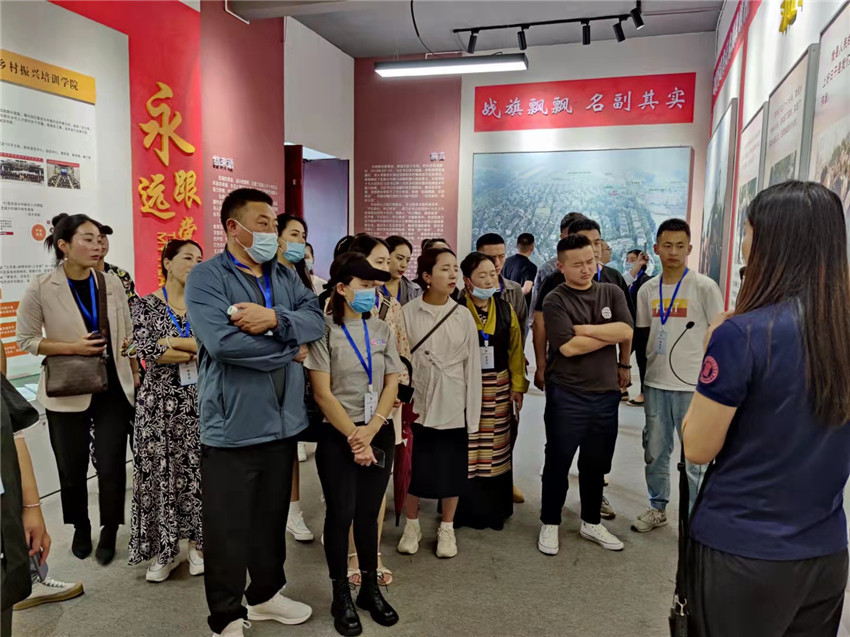 學(xué)員們在參.jpg 學(xué)員們在參.jpg