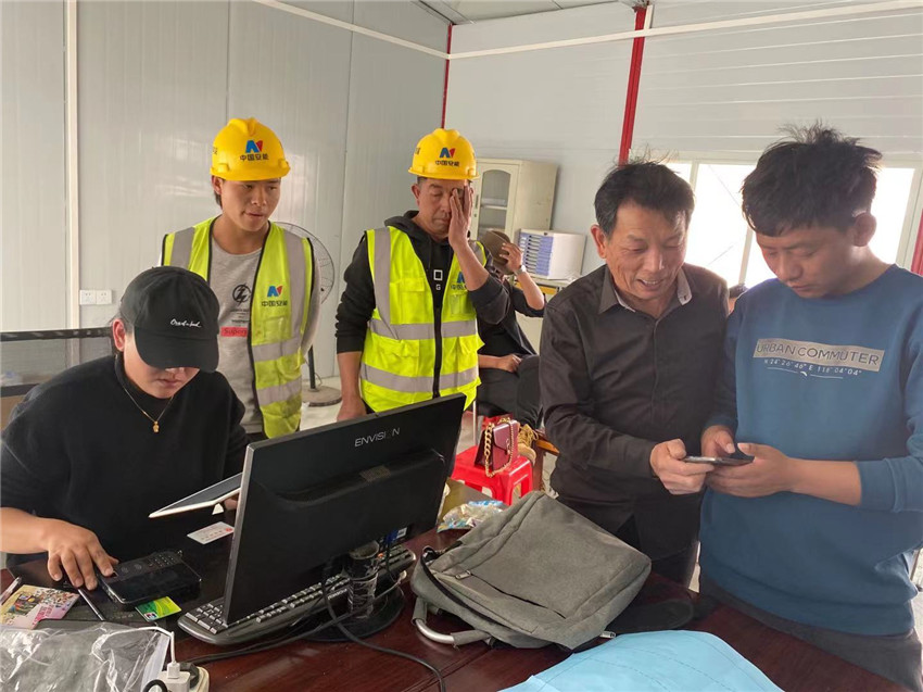 農(nóng)行得榮縣支行服務(wù)農(nóng)民工現(xiàn)場.jpg 農(nóng)行得榮縣支行服務(wù)農(nóng)民工現(xiàn)場.jpg