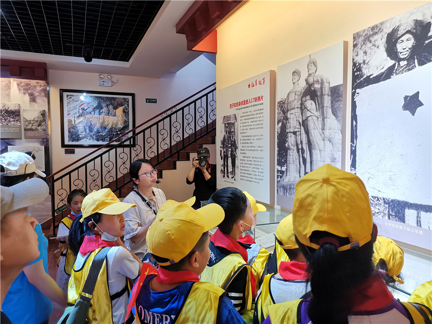 圖為學(xué)生們.jpg 圖為學(xué)生們.jpg