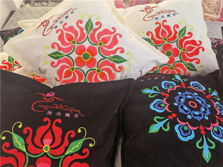 新產品繡花.jpg 新產品繡花.jpg