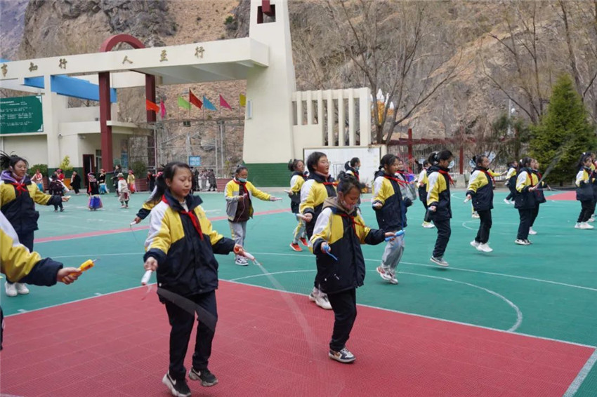 六年級的同學(xué)們.jpg 六年級的同學(xué)們.jpg