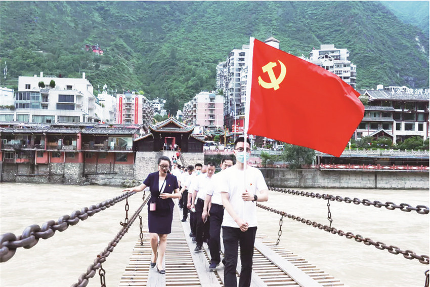 黨員在瀘定.jpg 黨員在瀘定.jpg