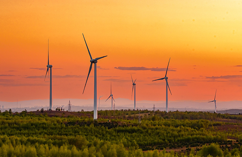 2023年5月23日清晨拍攝的內(nèi)蒙古興安盟烏蘭浩特市呼和馬場風(fēng)力光伏發(fā)電場內(nèi)的風(fēng)機(jī)。
