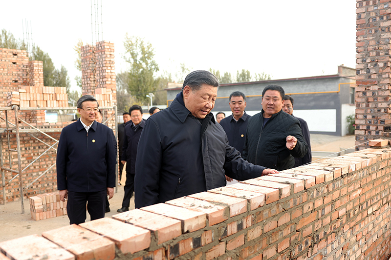 2023年11月10日，習(xí)近平總書記在河北保定涿州市刁窩鎮(zhèn)萬全莊村房屋重建施工現(xiàn)場考察。