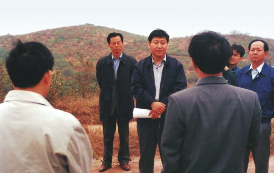 1999年11月，習(xí)近平在龍巖市長汀縣河田水土流失治理區(qū)調(diào)研。圖源：《習(xí)近平在福建（下）》