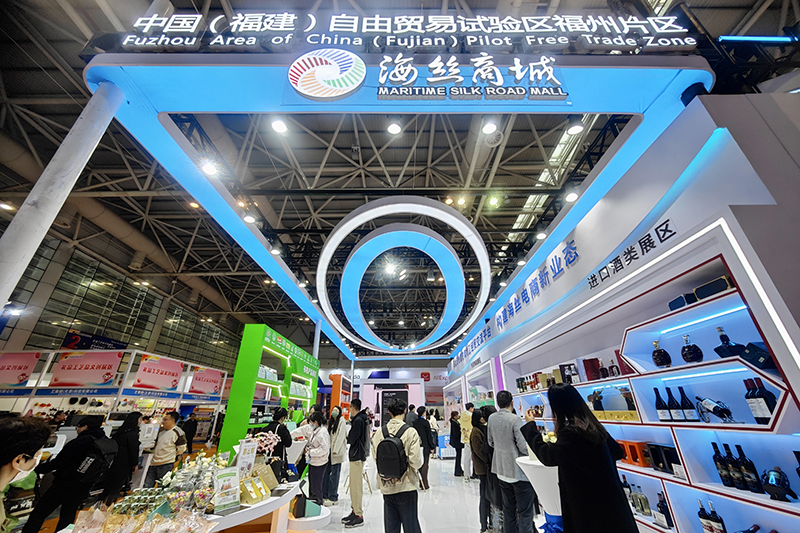 2024年3月18日，第四屆中國(guó)跨境電商交易會(huì)在福建福州開幕。展會(huì)聚焦“鏈接跨境全流域 共建電商新生態(tài)”，集聚全國(guó)80余個(gè)外貿(mào)產(chǎn)業(yè)帶的上千家供應(yīng)鏈企業(yè)。