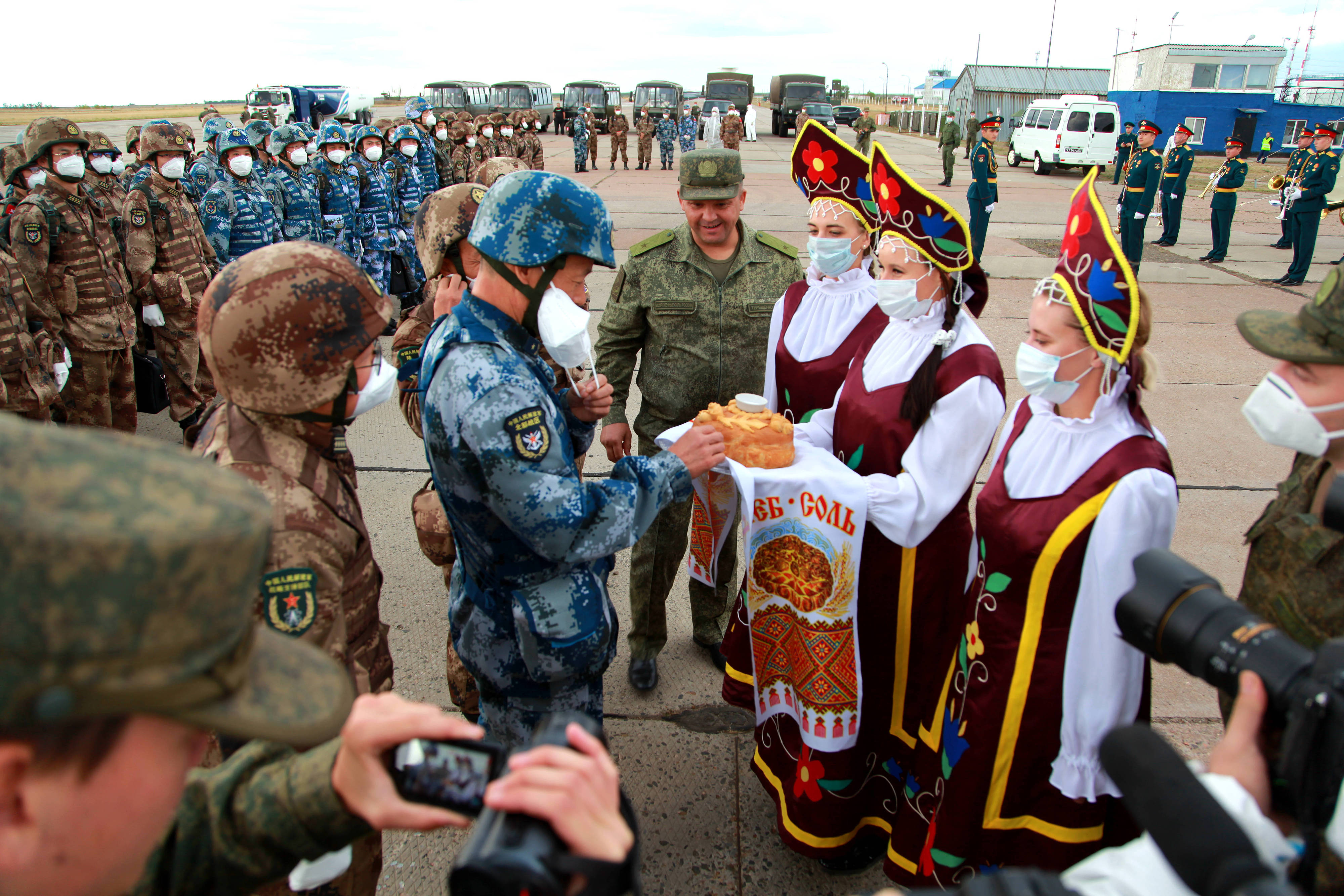 當(dāng)?shù)貢r間2021年9月10日，跨境參加“和平使命-2021”上海合作組織成員國聯(lián)合反恐軍演的中方部隊導(dǎo)演部抵達俄羅斯奧倫堡“東古茲”靶場演習(xí)地域。圖為俄方人員為中方人員舉行歡迎儀式。