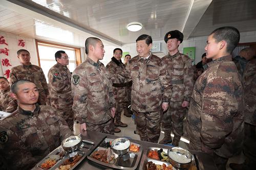 2014年1月26日中午，習(xí)近平來到連隊(duì)食堂，同戰(zhàn)士們一起用餐。新華社記者 李剛 攝