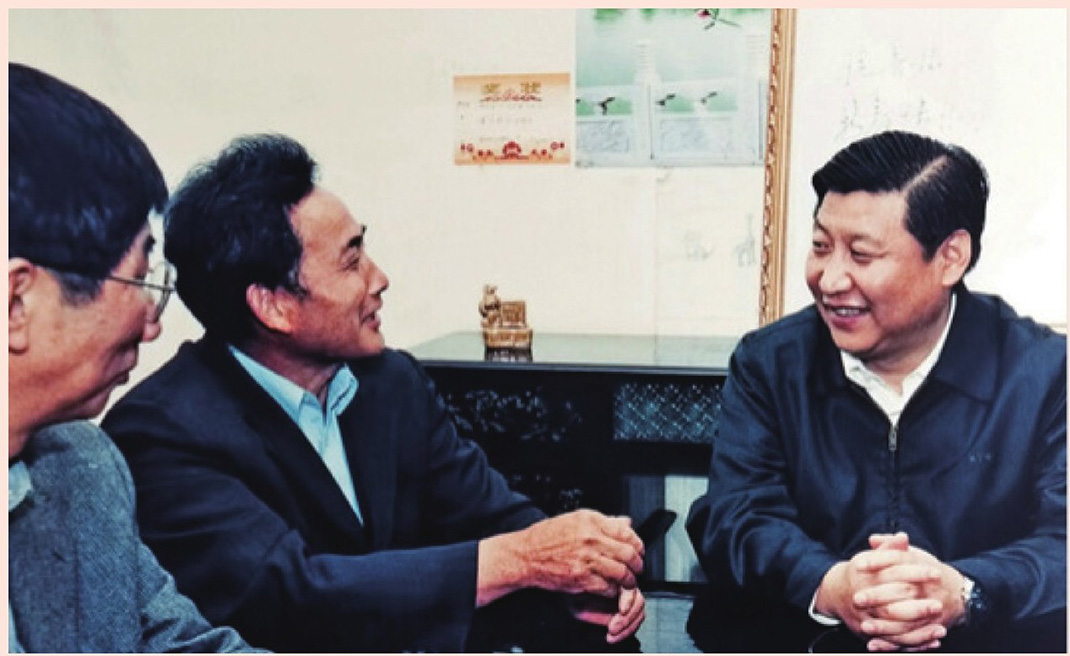 2003年4月24日，時(shí)任浙江省委書記習(xí)近平在浙江下姜村調(diào)研。