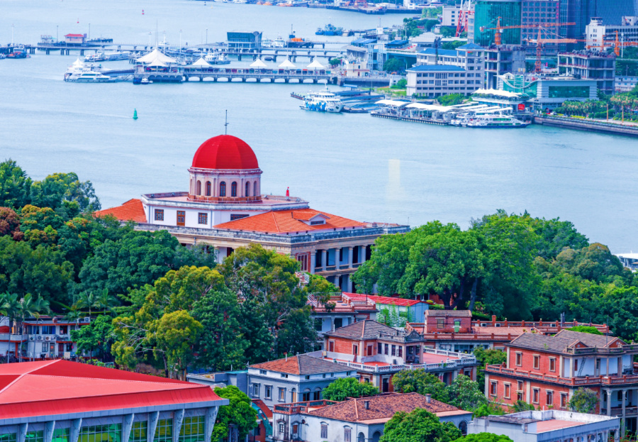 鼓浪嶼素有“萬(wàn)國(guó)建筑博物館”的美譽(yù)，八卦樓作為全國(guó)重點(diǎn)文物保護(hù)單位，是鼓浪嶼世界文化遺產(chǎn)核心要素之一。楊勁堅(jiān) 攝