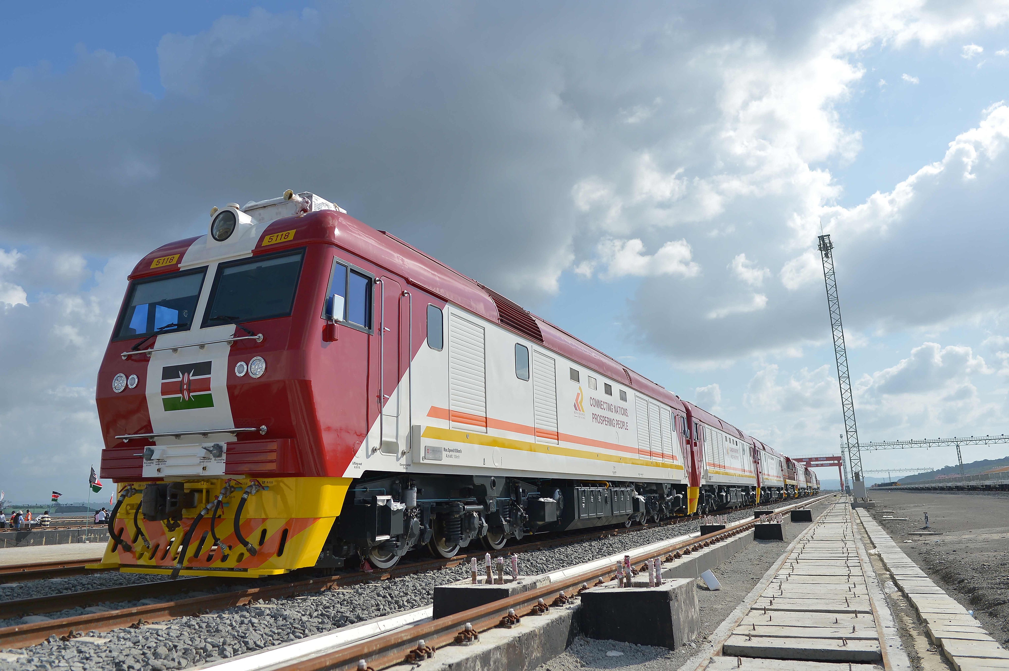 當?shù)貢r間2017年5月30日，肯尼亞蒙巴薩，連接肯尼亞港口城市蒙巴薩和首都內(nèi)羅畢的蒙內(nèi)鐵路正式竣工通車。